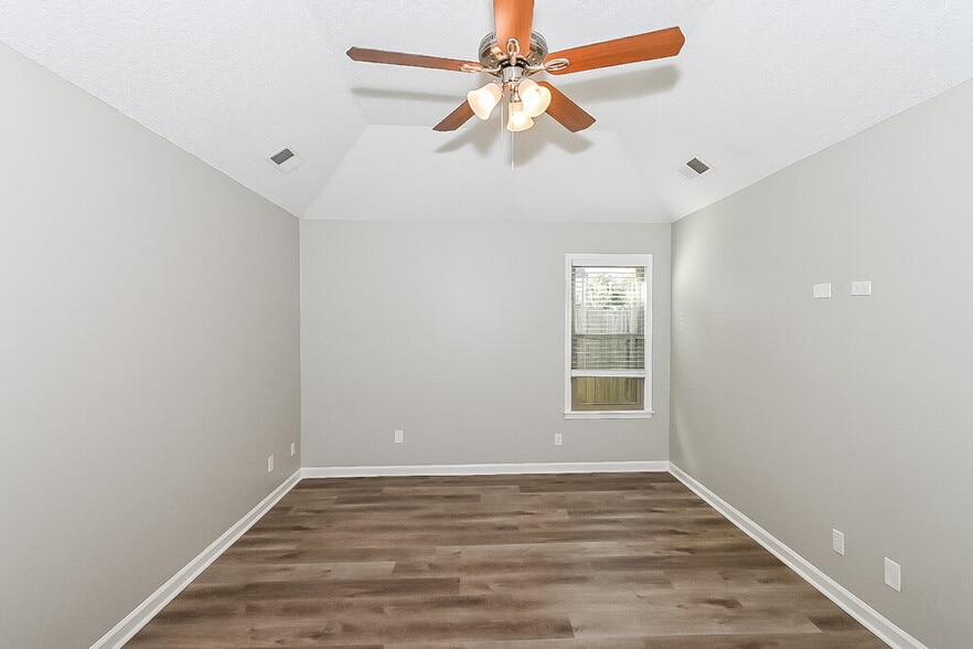 Building Photo - 9898 Sequoia Ln