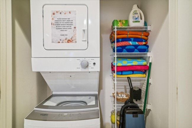 Building Photo - Enjoy coastal living in this Rehoboth Beach apartment, perfectly situated near the boardwalk, bea...