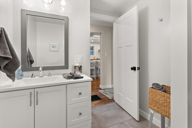 Building Photo - 29 Versailles Ave