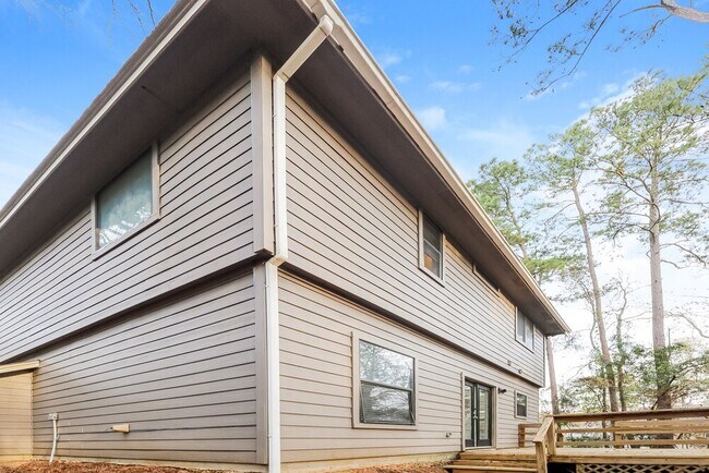 Building Photo - 612 Spruce Dr