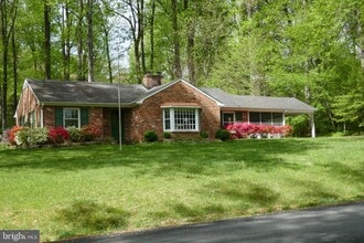Building Photo - 9001 Glenbrook Rd