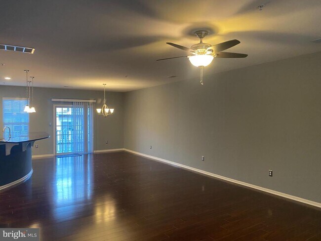 Building Photo - 8049 Crescent Park Dr