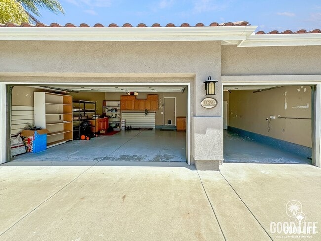 Building Photo - Great 4B/3BA House in Oceanside w/ a Large Loft!