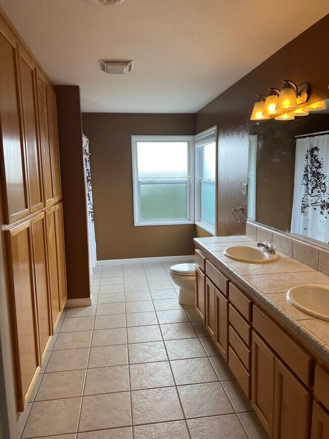Building Photo - Welcome to this charming 2-bedroom, 2-bathroom home!