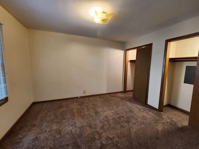 Building Photo - Charming 1-Bedroom Courtyard Level Apartme...
