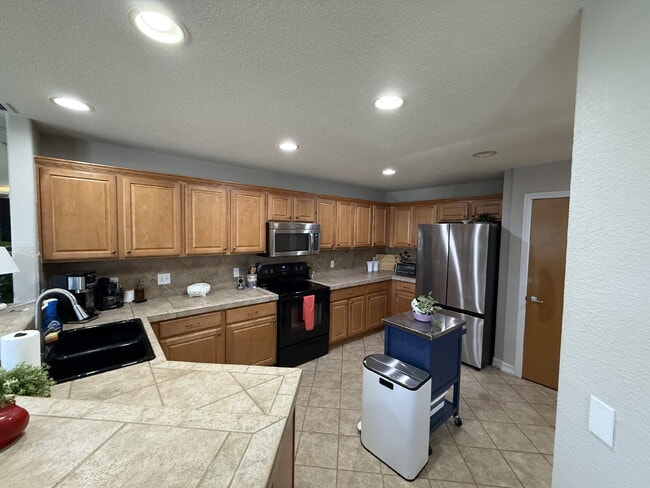 Building Photo - "Charming 3-Bedroom Duplex in Castle Rock"    Spacious 1806 Sq Ft, 2.5 Baths!  Available - NOW