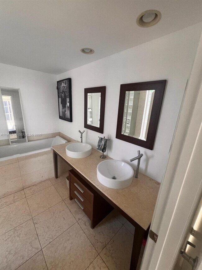 Building Photo - 475 Brickell Ave