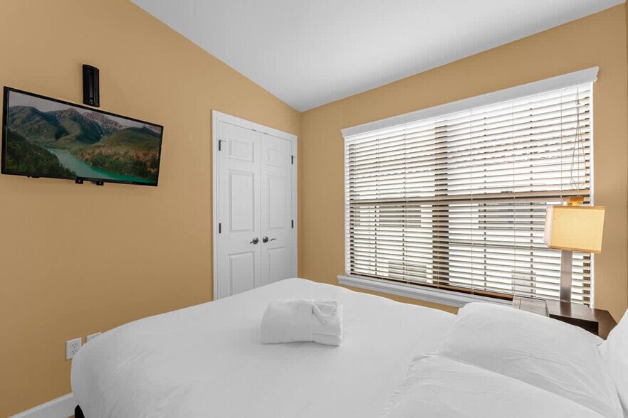 Building Photo - 14590 Damai Ln