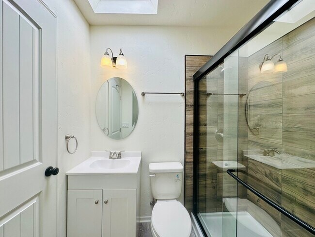 Building Photo - Available 10/10/25! Modern Renovated 2 Bed...