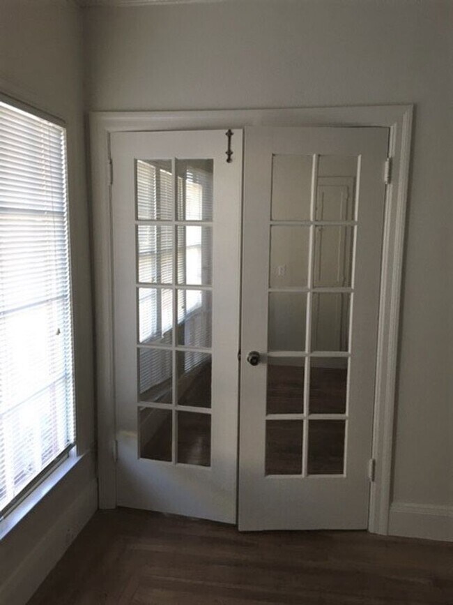 Building Photo - Spacious Once Bedroom, Newly Remodeled, New Paint, New Kitchen Counter,