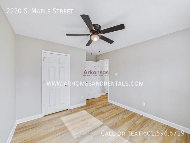 Building Photo - 2220 S Maple St