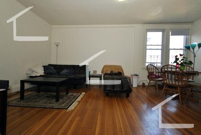 Building Photo - Large 2 bed unit in a prime location, the landlord paying the full broker's fee!