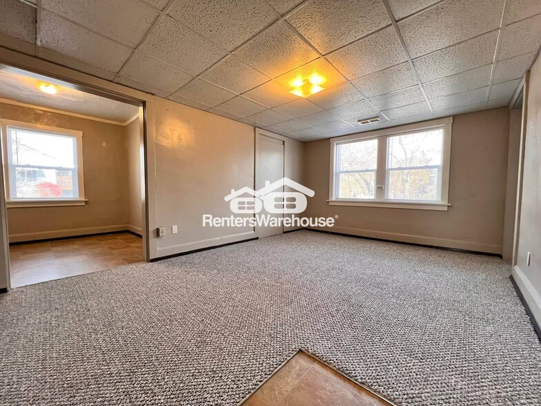 Building Photo - 610 N Buxton St