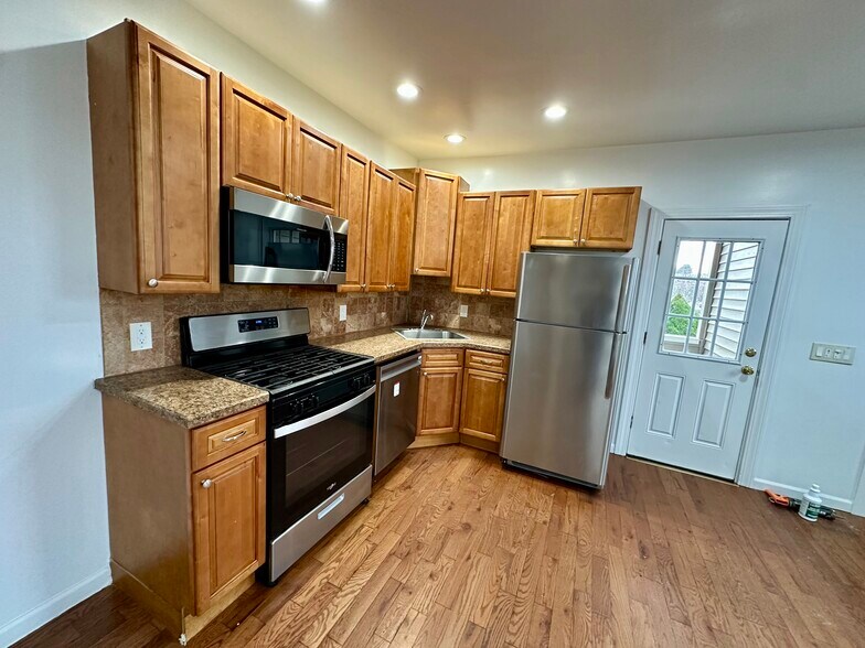 Building Photo - 37 Independence St