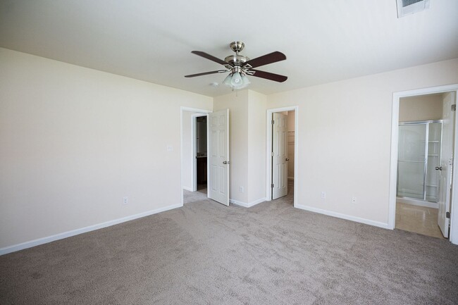 Building Photo - Immaculate beautiful 3-bedroom, 2.5-bath t...