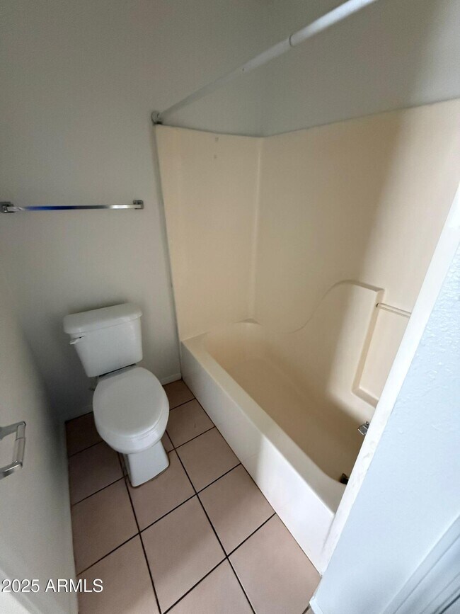 Building Photo - 712 E 17th St