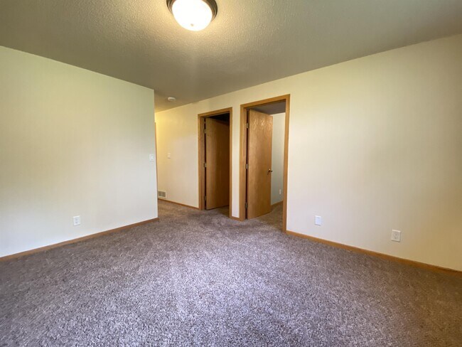 Building Photo - 3845 10th Ave SW