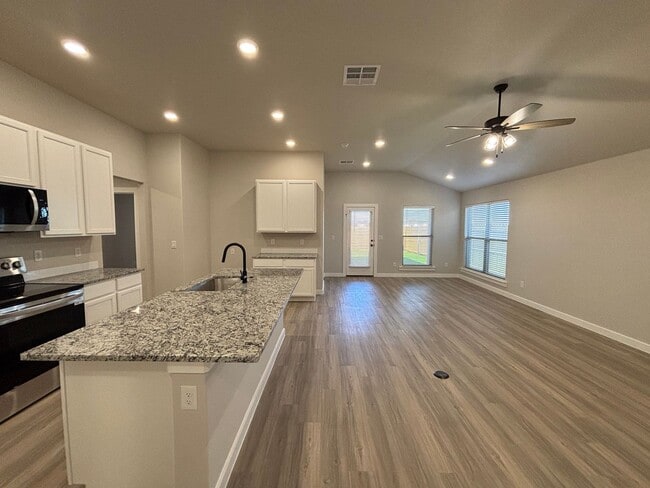 Building Photo - 4/2 Available July in Bell farms!!