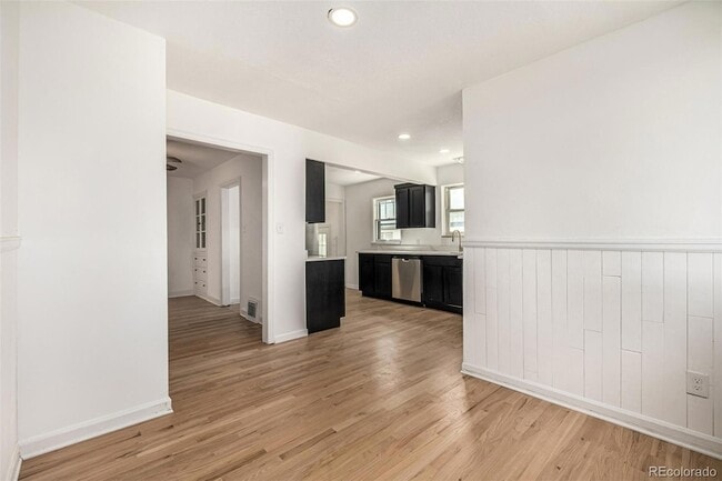 Building Photo - 1409 S Clermont St