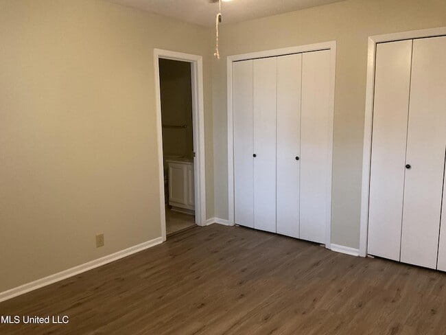 Building Photo - 139 Lakebend Cir