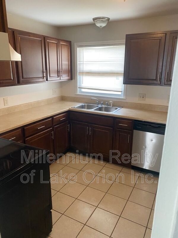 Building Photo - 46 W Strathmore Ave