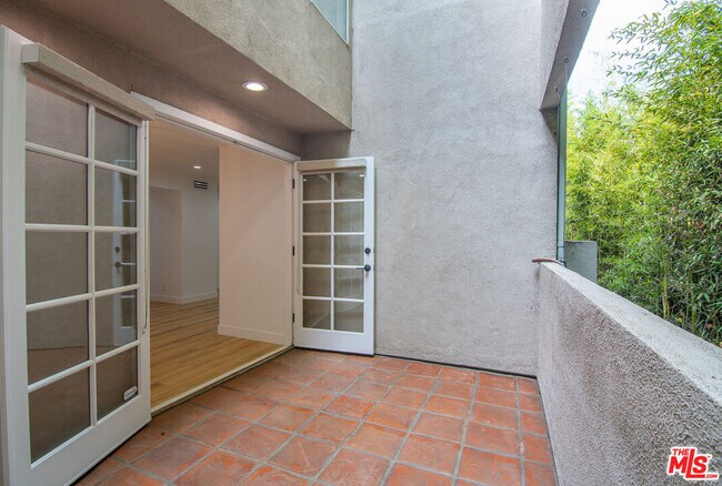 Building Photo - 824 Westmount Dr