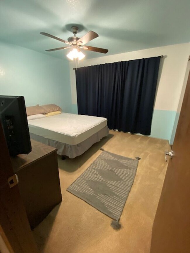 Building Photo - QUAINT, CUTE, 2BR CONDO; Covered Parking; ...