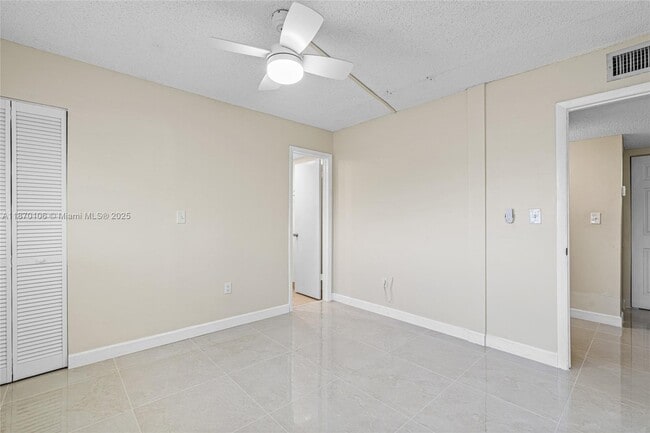 Building Photo - 9365 Fontainebleau Blvd