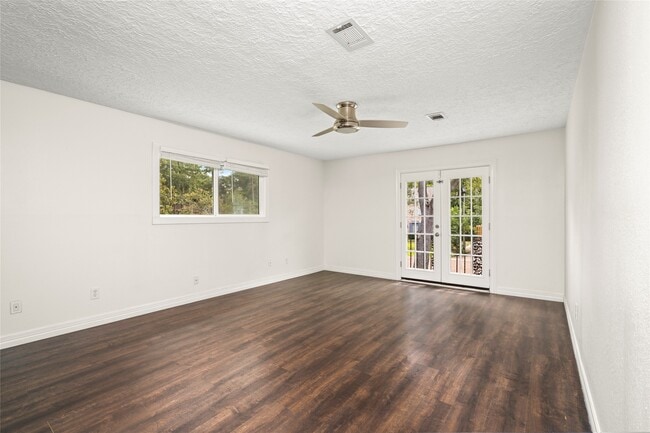 Building Photo - 560 Landfall Ln
