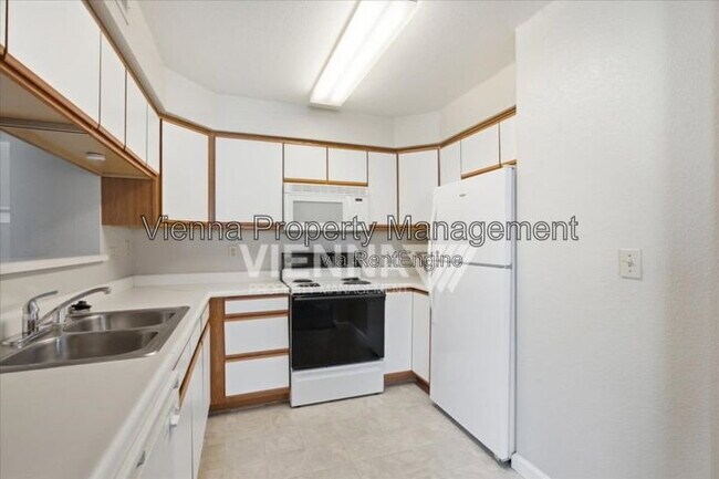 Building Photo - 885 Halidon Way