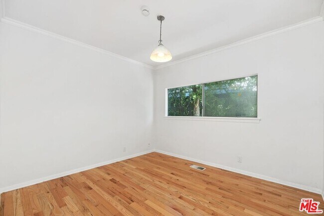 Building Photo - 517 Elm Dr