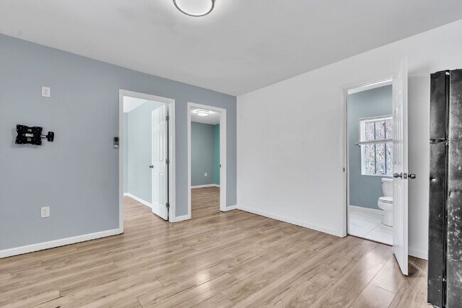 Building Photo - 2BR/1BA Triplex apartment home move-in ready!! $850/mo**