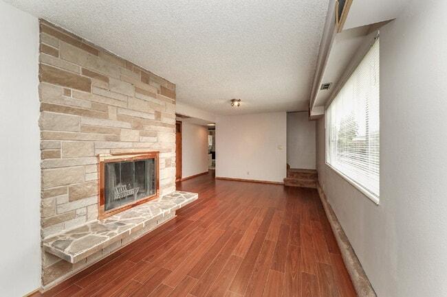 Building Photo - Cozy Unit available!