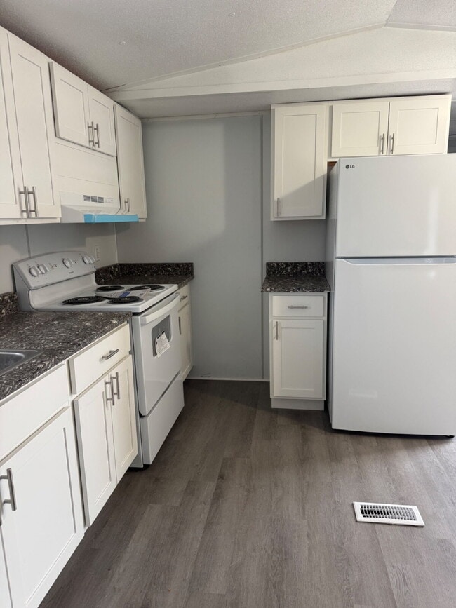 Building Photo - 40 Friendly Cir