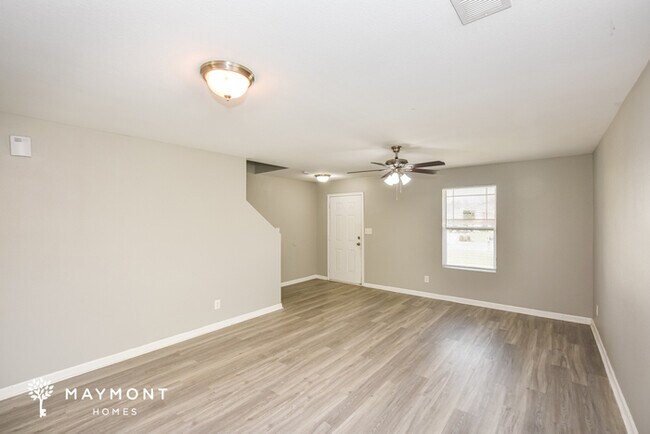 Building Photo - Spacious Two Story Home
