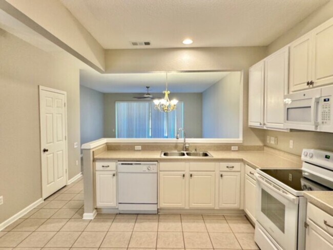 Building Photo - Gorgeous 3/2.5 Gated Townhouse with Water ...