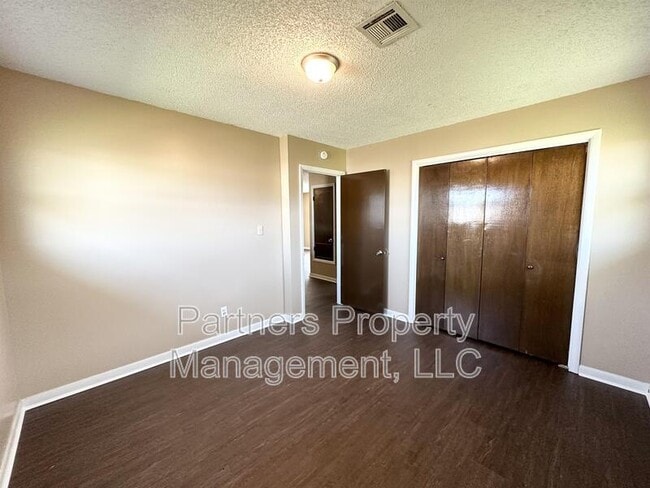 Building Photo - 105 Pine Ave