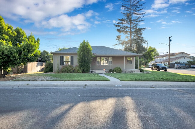 Building Photo - 1301 S Lee Ave