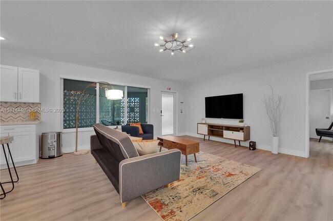 Building Photo - 204 SW 19th Ave