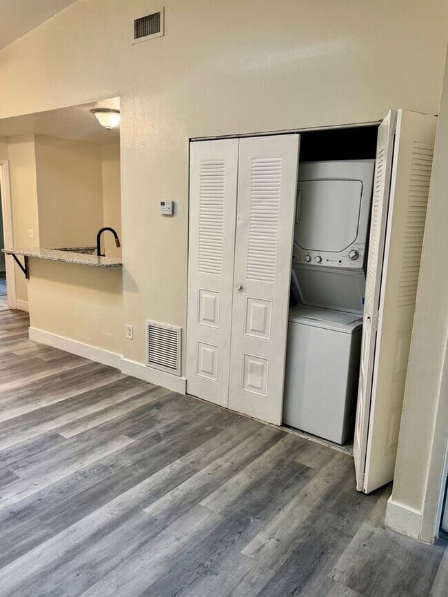 Building Photo - 3 Bedroom 2 Bath Winter Garden Townhome with Remodeled Kitchen and a Fenced Backyard!