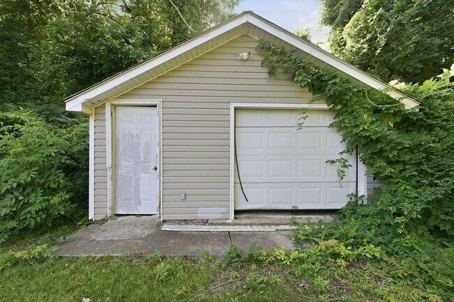 Building Photo - 214 Markham St