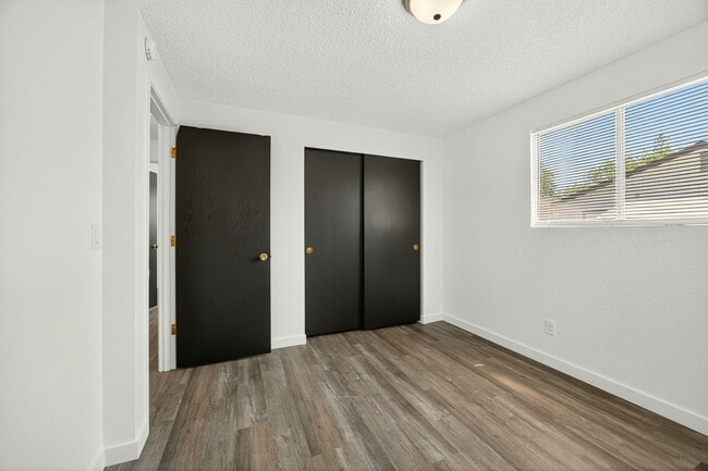 Building Photo - Modern 2-Bedroom Duplex with New Kitchen &...