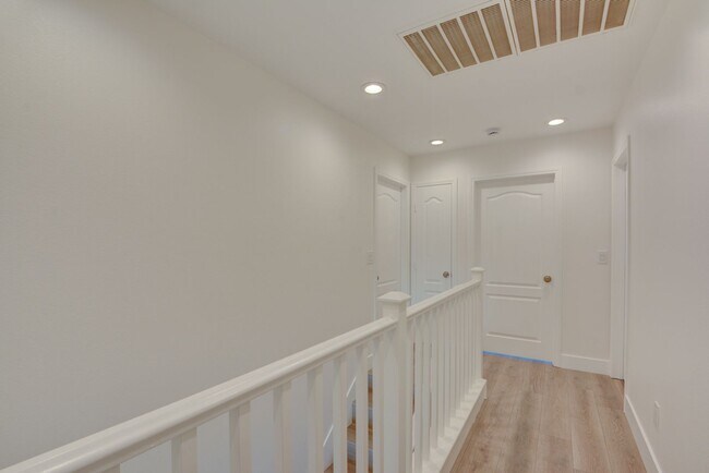 Building Photo - 2 Story 2 Bedroom Gated Community Amazing Location