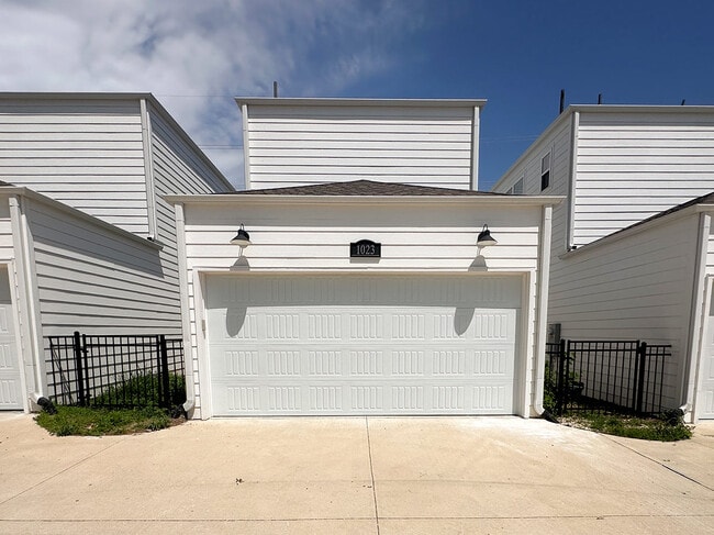 Building Photo - 1047 S Hollywood Ave