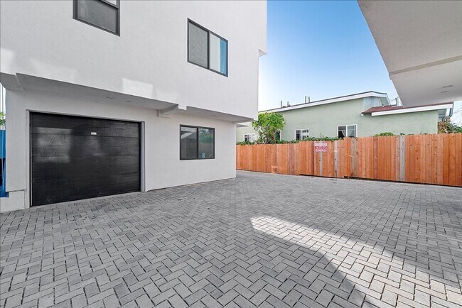 Building Photo - Modern Three Story Apartment!