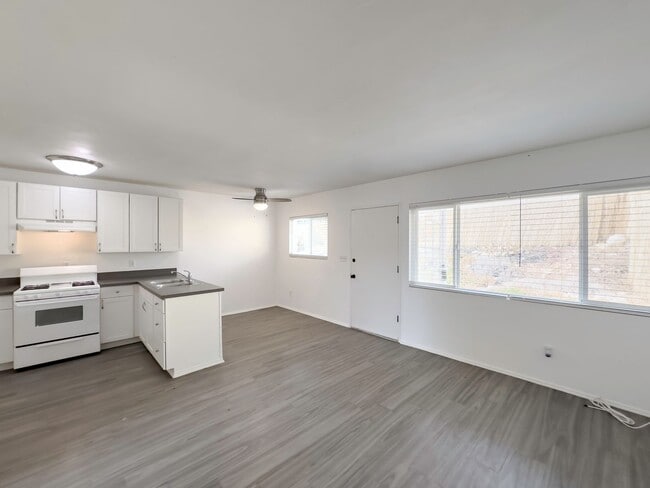 Building Photo - CUTE CONDO IN A DUPLEX W/ LARGE BACKYARD AVAILABLE FOR RENT!