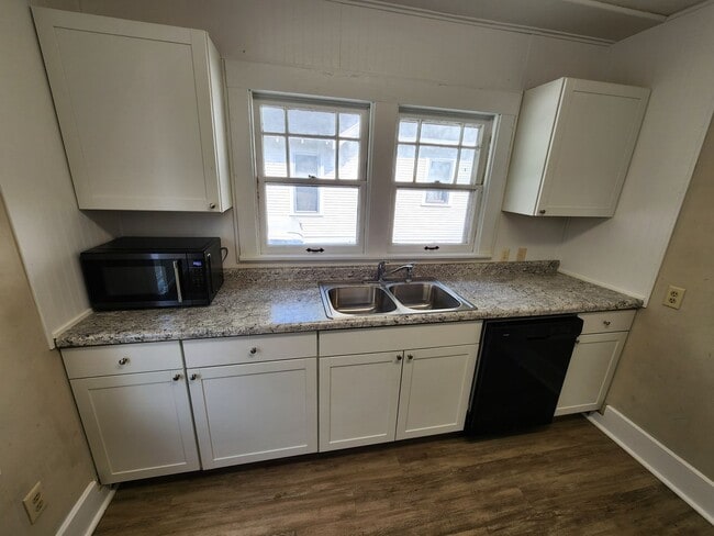 Building Photo - !! Spacious 2-Bedroom, 1-Bathroom Home AVA...