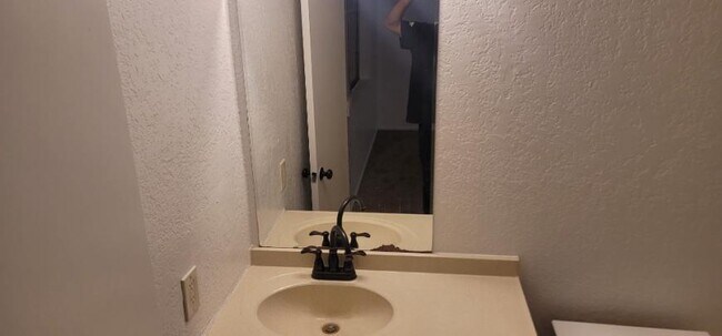 Building Photo - 2 bedroom in GLENDALE AZ 85303
