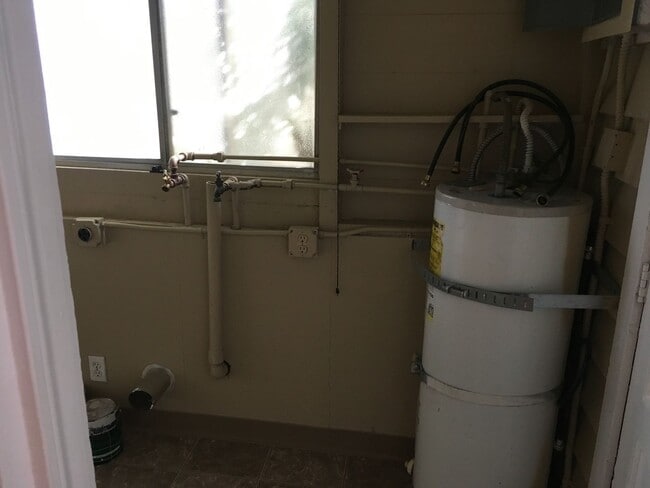 Building Photo - Downtown All Electric Redding Cottage