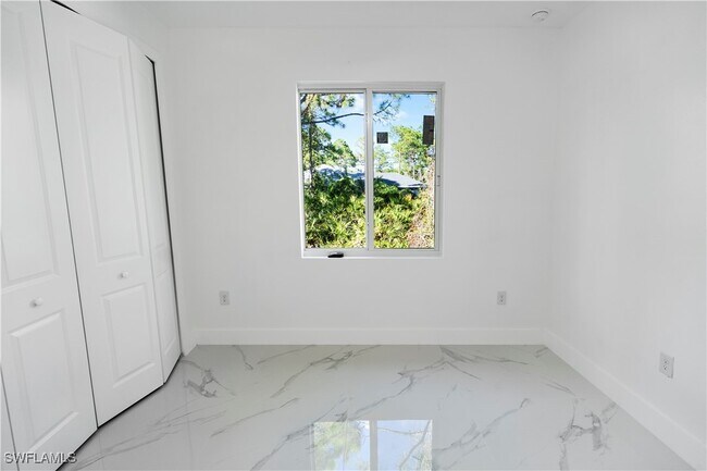 Building Photo - 918 Hollister Ave